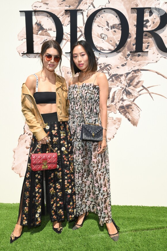 Camila Coelho caprichou no look e posou ao lado da blogueira americana Aimee Song no desfile de outono/inverno da Dior em Paris, França, em 3 de julho de 2017 