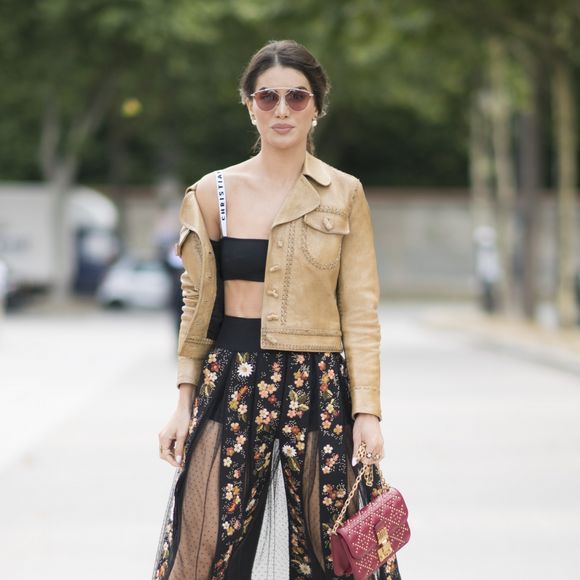 Camila Coelho posa antes do desfile de outono/inverno da Dior em Paris, França, em 3 de julho de 2017