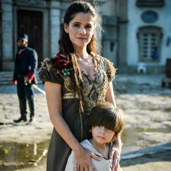 Quizinho (Theo Lopes) se cala novamente quando lembra o pedido da mãe, Elvira (Ingrid Guimarães), na novela 'Novo Mundo'