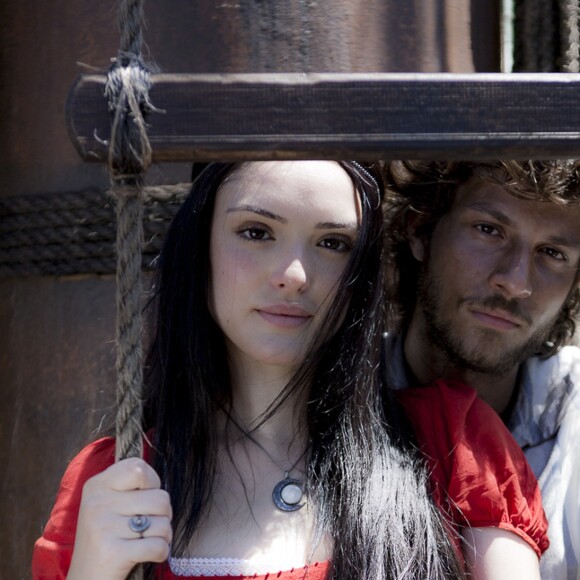 Anna (Isabelle Drummond), Joaquim (Chay Suede), Quizinho (Theo Lopes) e Teresa fogem em um balão, na novela 'Novo Mundo'