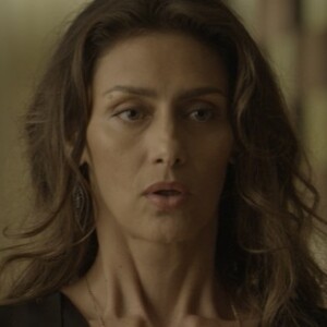 Joyce (Maria Fernanda Cândido) vai descobrir roupas do marido, Eugênio (Dan Stulbach), na novela 'A Força do Querer'
