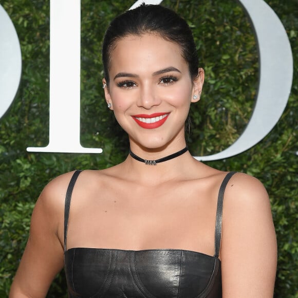 Bruna Marquezine prestigiou a inauguração da exposição Dior no Musee des Arts Decoratifs com uma bolsa da mesma marca avaliada em R$ 10 mil, na ultima segunda-feira, 3 de junho de 2017