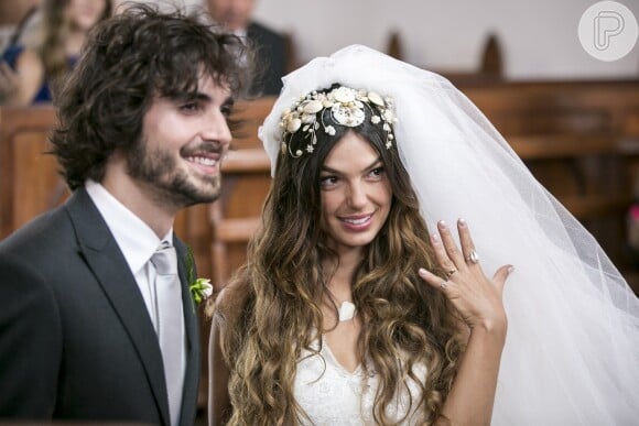 Ruy (Fiuk) e Ritinha (Isis Valverde) reatam o casamento, na novela 'A Força do Querer'