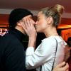 Alinne Moraes e o marido, Mauro Lima, trocam beijos em evento em cinema do Rio de Janeiro