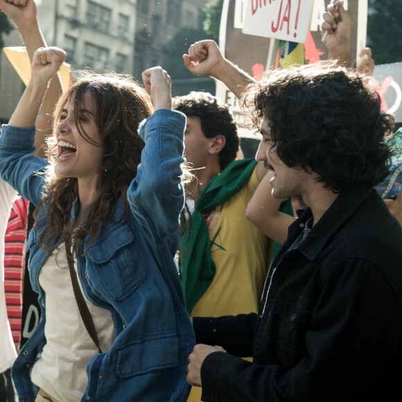 Rimena (Maria Casadevall) e Gustavo (Gabriel Leone) se aproximam depois da traição de Renato (Renato Góes) na série 'Os Dias Eram Assim'