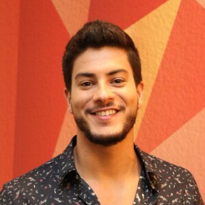 Fonte do Purepeople confirmou que Arthur Aguiar não ficou com Emilly e nem com a irmã gêmea dela, Mayla, em festa