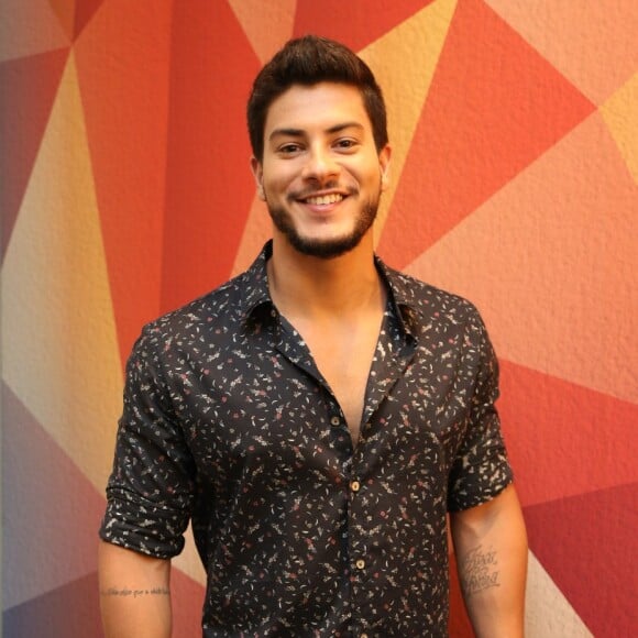 Fonte do Purepeople confirmou que Arthur Aguiar não ficou com Emilly e nem com a irmã gêmea dela, Mayla, em festa