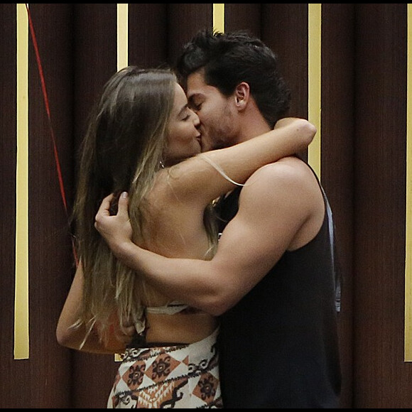 Arthur Aguiar estava solteiro desde o fim do namoro com Camila Mayrink