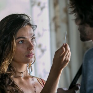 Ritinha (Isis Valverde) diz que esperou por algum tempo após transar com Ruy (Fiuk) para contar que estava esperando um filho que, no caso, é de Zeca (Marco Pigossi), na novela 'A Força do Querer'