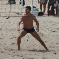 De sunga, José Loreto se exercita e mostra boa forma em praia do Rio de Janeiro