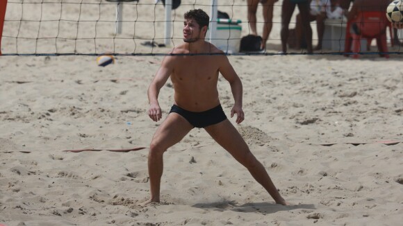 De sunga, José Loreto se exercita e mostra boa forma em praia do Rio de Janeiro