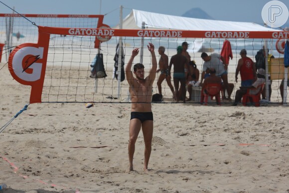 José Loreto  mostra boa forma na praia da Barra da Tijuca, na Zona Oeste do Rio de Janeiro, em 1º de abril de 2014