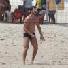 José Loreto exibe corpo em forma em praia carioca
