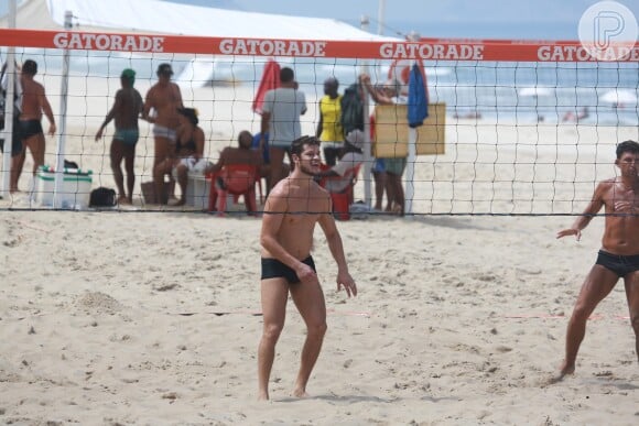 José Loreto exibe corpo em forma em praia carioca