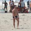 José Loreto joga futevôlei na praia da Barra da Tijuca, no Rio de Janeiro