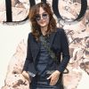 Maria Casadevall apostou em um look despojado para assistir ao desfile de alta-costura da Dior, em comemoração aos 70 anos da grife, em Paris, em 3 de julho de 2017