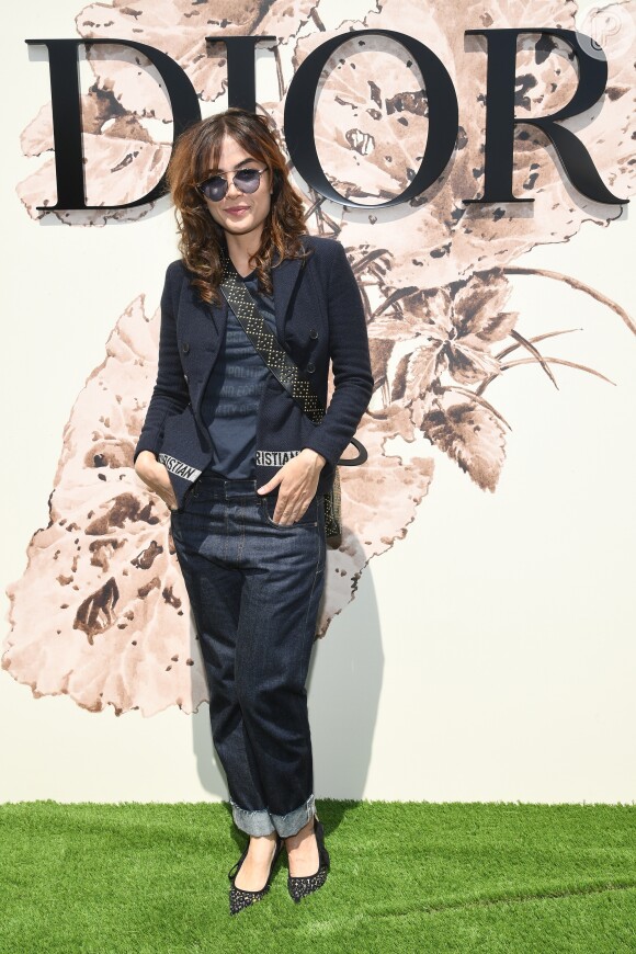 Maria Casadevall apostou em um look despojado para assistir ao desfile de alta-costura da Dior, em comemoração aos 70 anos da grife, em Paris, em 3 de julho de 2017