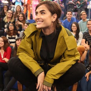 A atriz Maria Casadevall usou um casaco verde musgo ao participar do programa 'Altas Horas' em abril de 2017