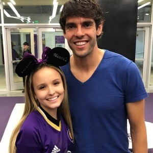 'Sair do estádio sem tirar uma foto com o camisa 10 do Orlando City não pode, né? Prazer demais te conhecer', disse Larissa Manoela