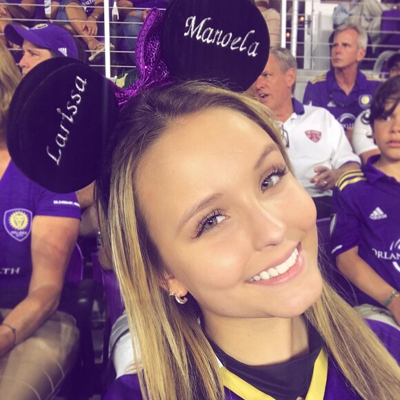 Larissa Manoela e o namorado, Thomaz Costa, estiveram no estádio do Orlando City após assistir uma partida do jogador pelo Lions contra o Toronto FC