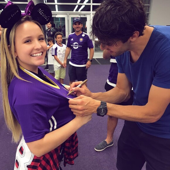 'Sair do estádio sem tirar uma foto com o camisa 10 do Orlando City não pode, né?. Prazer demais te conhecer', vibrou Larissa Manoela