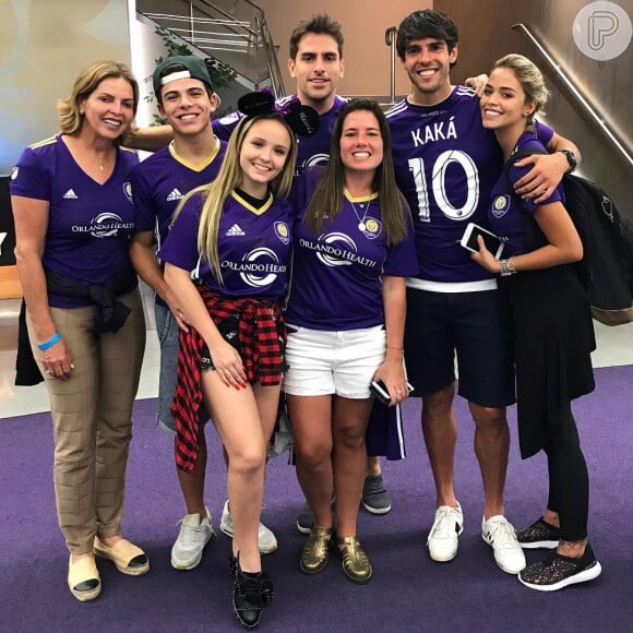 Larissa Manoela e Thomaz Costa assistem Kaká jogar no Orlando City