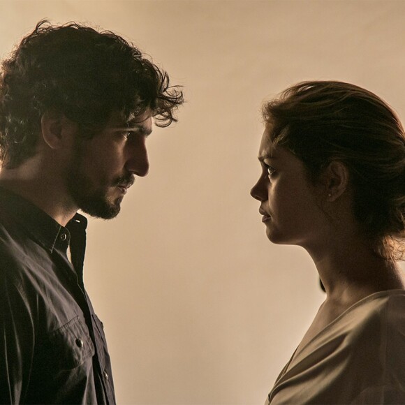 Renato (Renato Góes) se revoltará com Alice (Sophie Charlotte) por ela ter mentido sobre a paternidade de Lucas (Xande Valois) na série 'Os Dias Eram Assim'