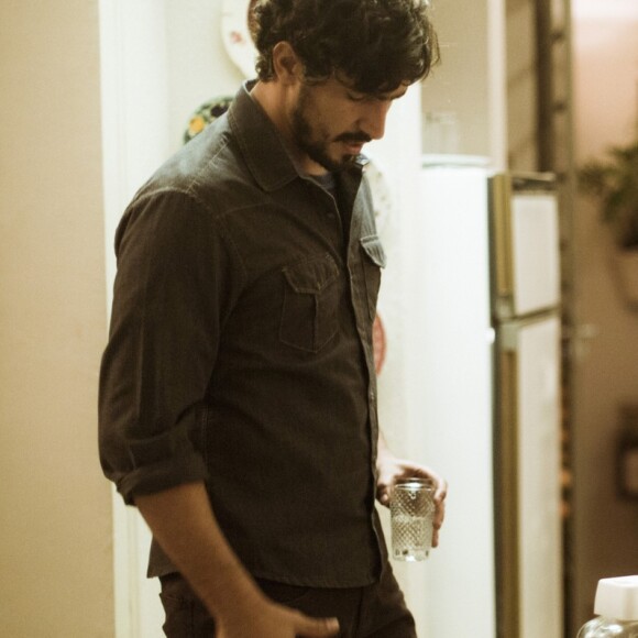 'Não sou muito de defender aquela gente, mas Alice, neste caso, não sabia', dirá Gustavo (Gabriel Leone) a Renato (Renato Góes) na série 'Os Dias Eram Assim'