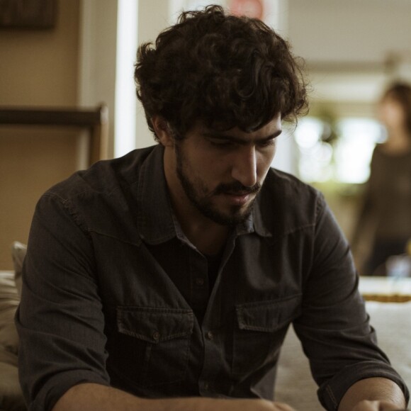 Renato (Renato Góes) doará seu sangue a Lucas (Xande Valois) sem que ninguém saiba na série 'Os Dias Eram Assim'