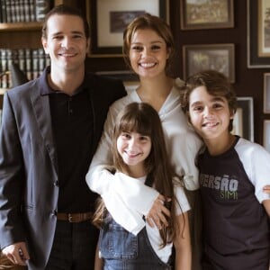 Lucas (Xande Valois) pensa que é filho de Vitor (Daniel de Oliveira) na série 'Os Dias Eram Assim'