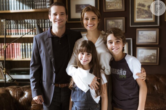 Lucas (Xande Valois) pensa que é filho de Vitor (Daniel de Oliveira) na série 'Os Dias Eram Assim'