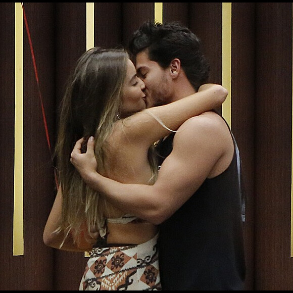 Arthur Aguiar terminou seu namoro com Camila Mayrink em julho de 2016