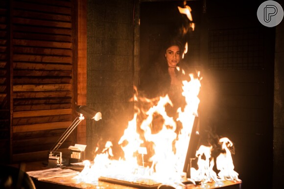 Bibi (Juliana Paes) sujou as mãos na novela 'A Força do Querer' ao botar fogo no escritório do restaurante em que o marido trabalhava para eliminar provas contra ele