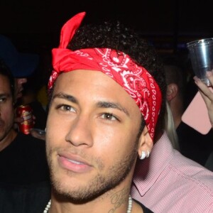 Neymar deixou um show acompanhado da youtuber Gabriela Versiani. Dias depois, eles curtiram o Festival Villa Mix, em Goiânia, Goiás