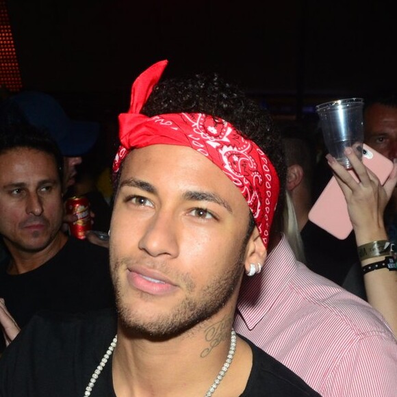 Neymar deixou um show acompanhado da youtuber Gabriela Versiani. Dias depois, eles curtiram o Festival Villa Mix, em Goiânia, Goiás