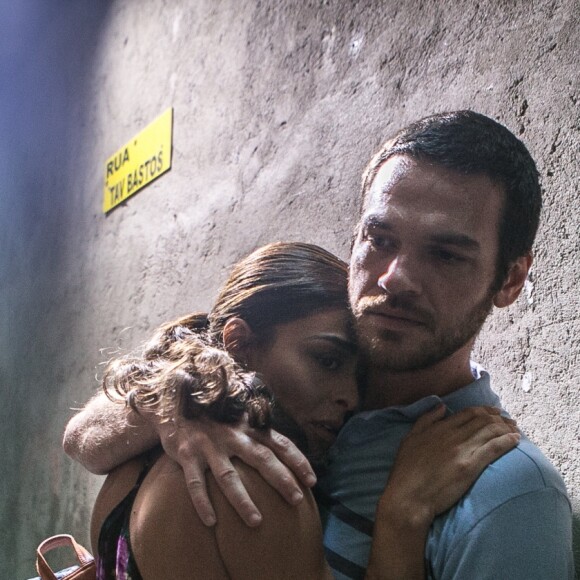 Bibi (Juliana Paes) e Rubinho (Emílio Dantas) se escondem em um barraco da favela, na novela 'A Força do Querer'