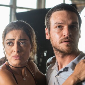 Rubinho (Emílio Dantas) diz a Bibi (Juliana Paes) que precisa encontrar alguem que carregue fuzis e venda para Sabiá (Jonathan Azevedo), na novela 'A Força do Querer'