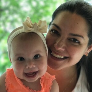 Thais Fersoza adora posar com Melinda, sua filha com o cantor Michel Teló 