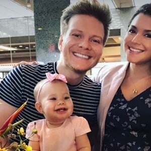 Thais Fersoza na reta final da gravidez  com o marido e a filha