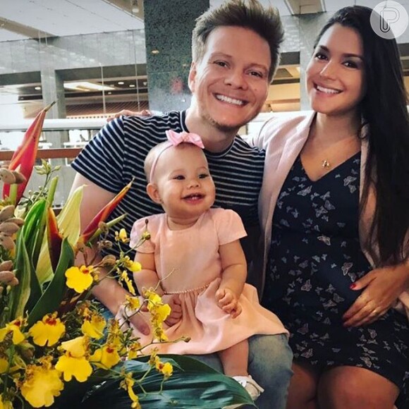 Thais Fersoza na reta final da gravidez  com o marido e a filha