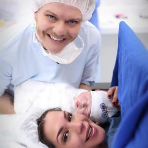 Thais Fersoza deu à luz Teodoro, segundo filho de seu casamento com Michel Teló, nesta quarta-feira, 26 de julho de 2017