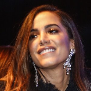 A cantora Anitta lançou sua primeira música em espanhol, 'Paradinha'