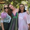 Marina Ruy Barbosa posa entre a mãe e a sogra ao comemorar o aniversário em Portugal