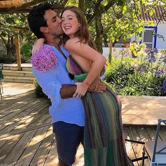 No almoço do seu aniversário de 22 anos, Marina Ruy Barbosa usou um vestido longo colorido com decote nas costas