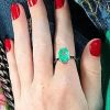 Marina Ruy Barbosa adora joias com pedras na cor verde. O anel oval de esmeralda colombiana e diamante black que a atriz não tira do dedo é da Andrea Conti