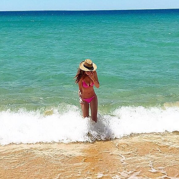 Marina Ruy Barbosa escolheu um biquíni pink para curtir as águas claras da Praia da Comporta, em Portugal, no dia 2 de julho de 2017