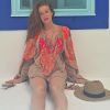 Com uma coleção de saídas de praia, Marina Ruy Barbosa optou por um modelo nude com detalhes em rosa e laranja para ir à Praia da Comporta, em Portugal, em 3 de julho de 2017