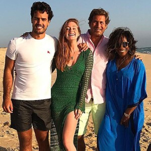 Ao lado do noivo, Xandinho Negrão, Marina Ruy Barbosa exibe a fenda do vestido em encontro com a jornalista Gloria Maria