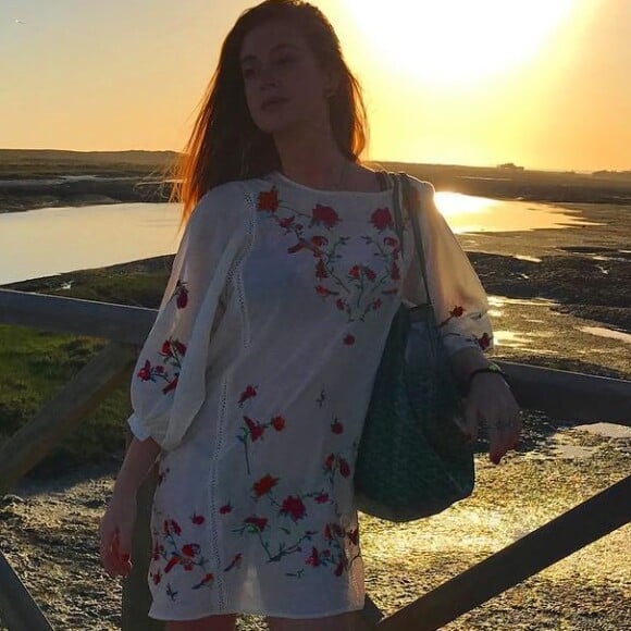 Marina Ruy Barbosa exibiu mais uma saída de praia com estampa floral no dia 7 de julho de 2017