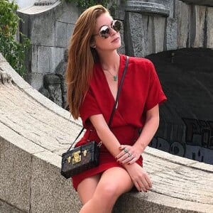 Marina Ruy Barbosa elegeu o look vermelho e espadrilles nos pés para turistar em Viena, na Áustria, em 7 de julho de 2017